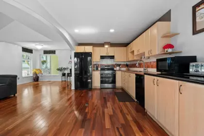Kitchen Island Photo of 36 2351 Parkway Boulevard, Coquitlam, BC