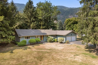 3853 Hot Springs Road, Agassiz, BC, Agassiz — Single Family Residence for sale