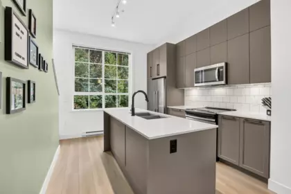 Kitchen Island Photo of 6 19696 Hammond Road, Pitt Meadows, BC