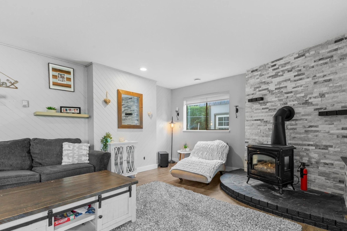 Entry Foyer Photo of 9233 Hayward Street, Mission, BC