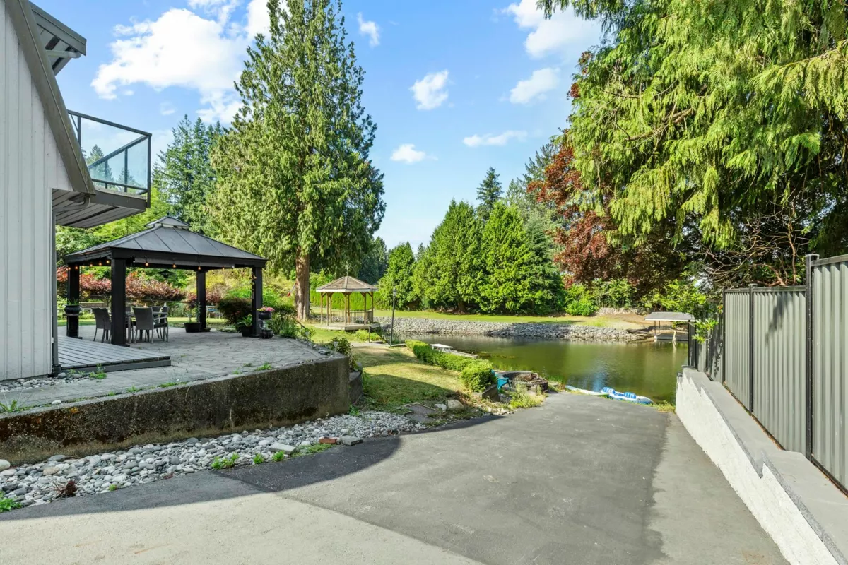 Kitchen Island Photo of 9233 Hayward Street, Mission, BC