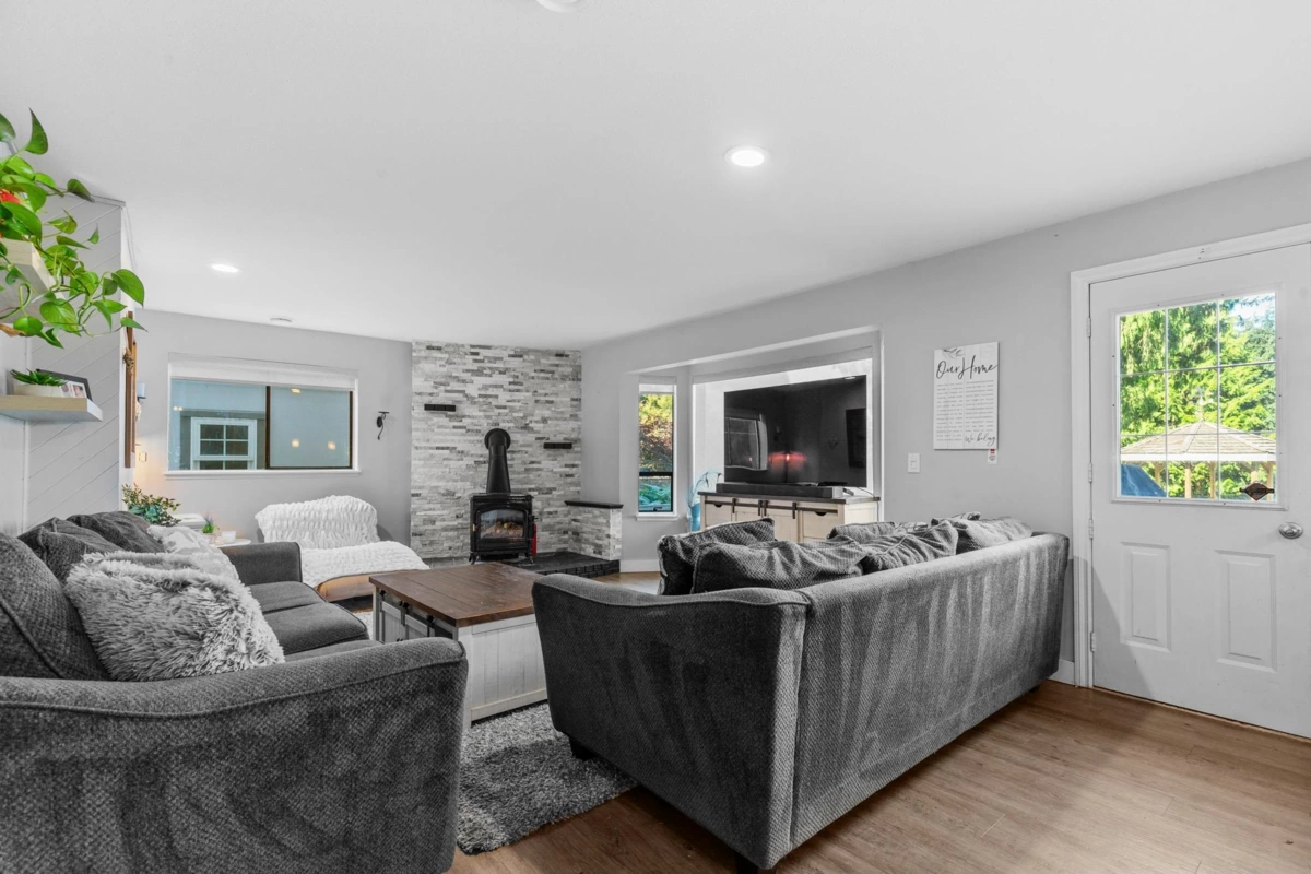 Mudroom Photo of 9233 Hayward Street, Mission, BC