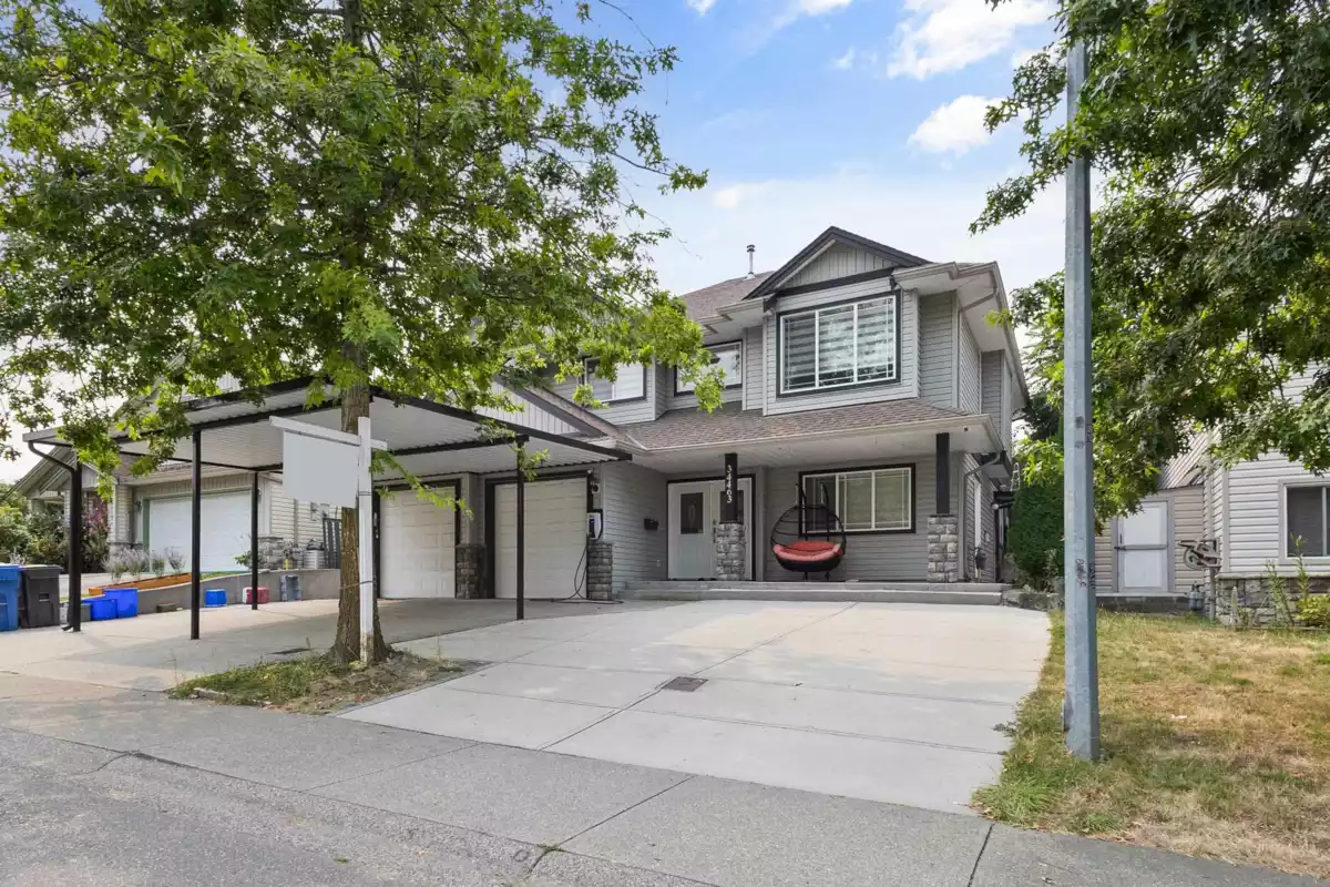 Exterior Front Photo of 34463 Lariat Place, Abbotsford, BC