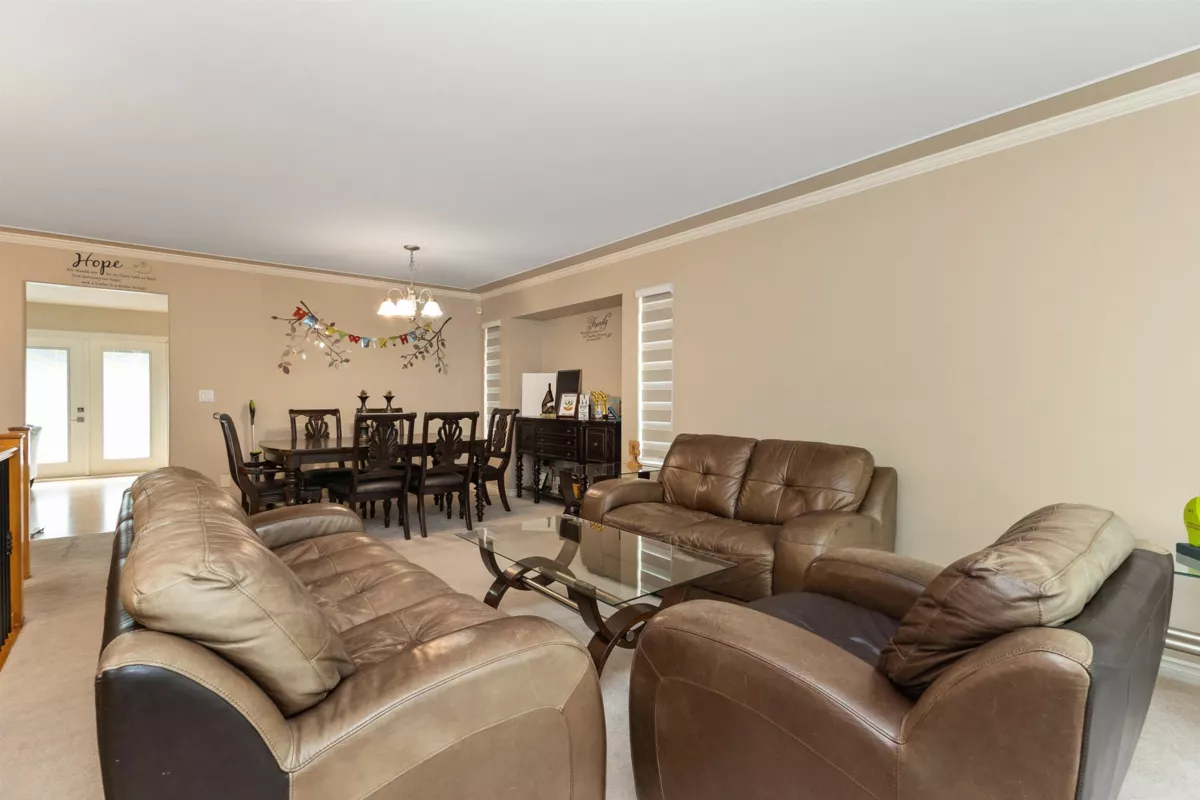 Living Room Photo of 34463 Lariat Place, Abbotsford, BC