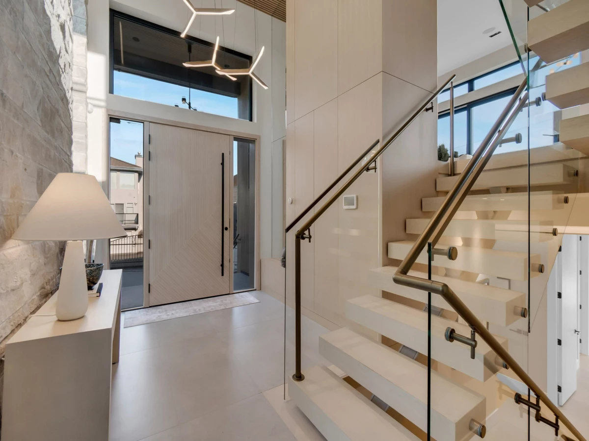 Backyard Photo of 2423 Mathers Avenue, West Vancouver, BC