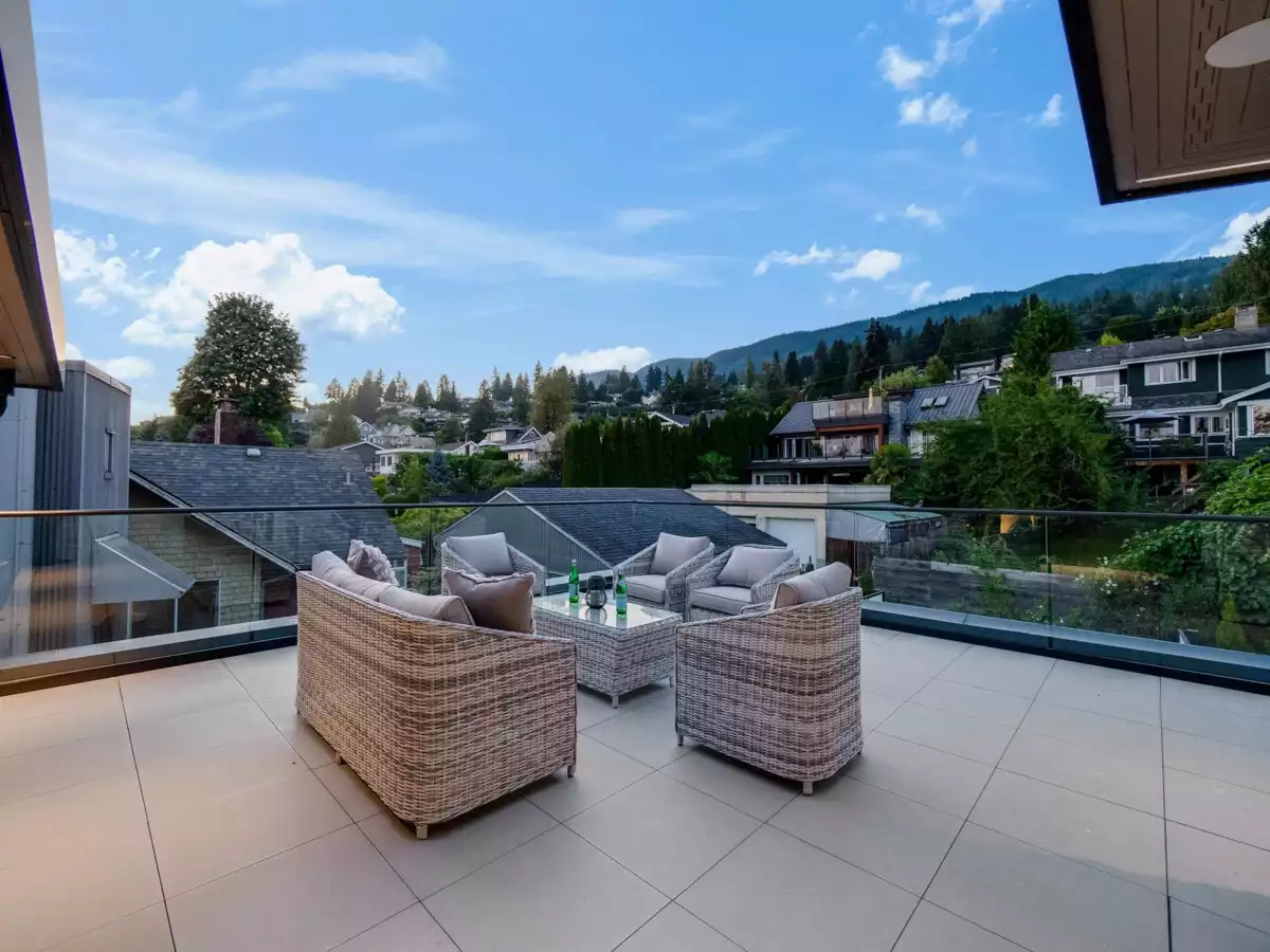 Front Yard Photo of 2423 Mathers Avenue, West Vancouver, BC