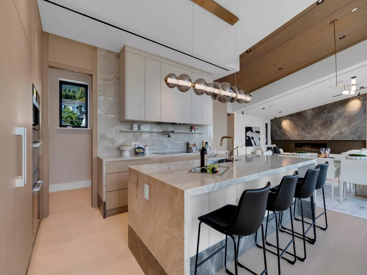 Kitchen Island Photo of 2423 Mathers Avenue, West Vancouver, BC