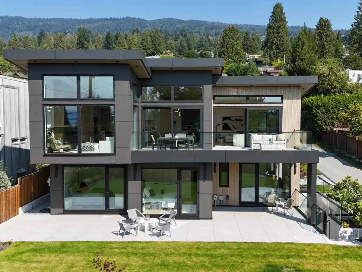 Outdoor Kitchen Photo of 2423 Mathers Avenue, West Vancouver, BC