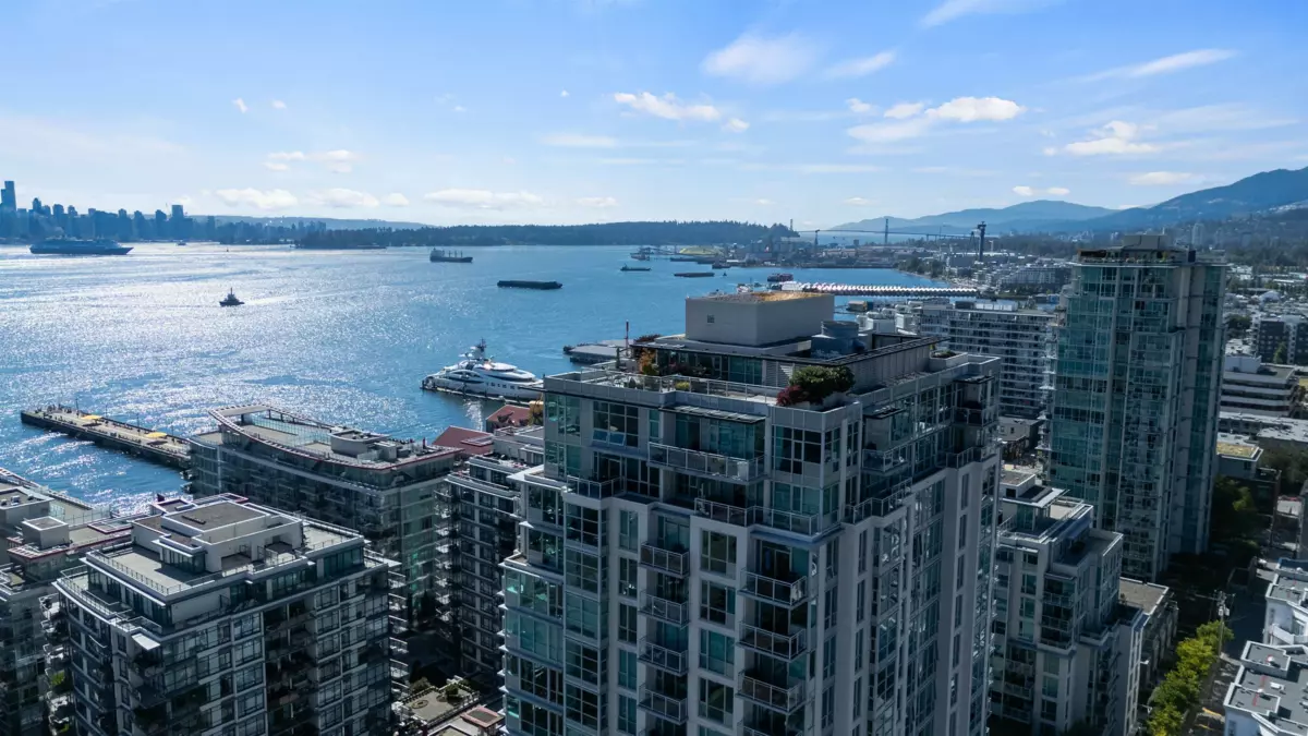 Front Yard Photo of 2001 188 E Esplanade, North Vancouver, BC