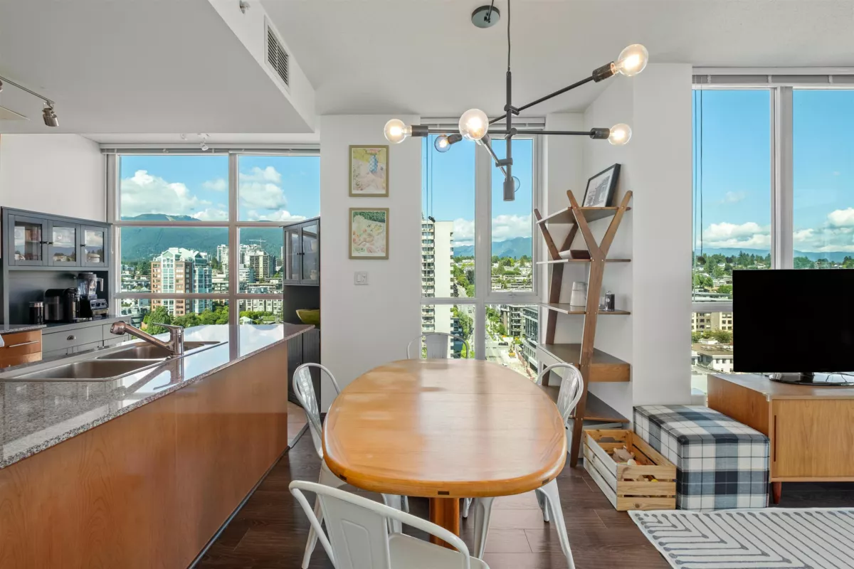 Kitchen Island Photo of 2001 188 E Esplanade, North Vancouver, BC