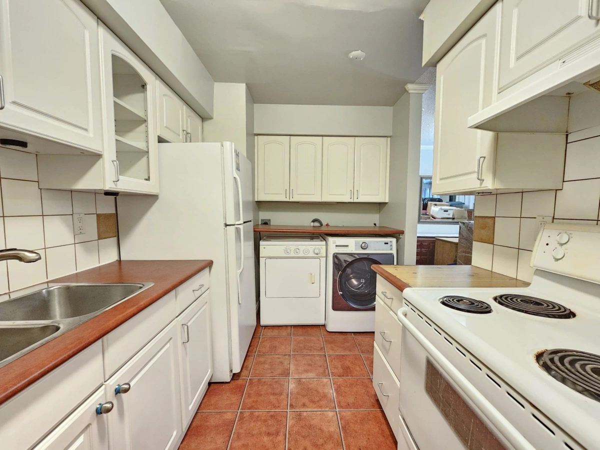 Breakfast Nook Photo of 10539 Holly Park Lane, Surrey, BC