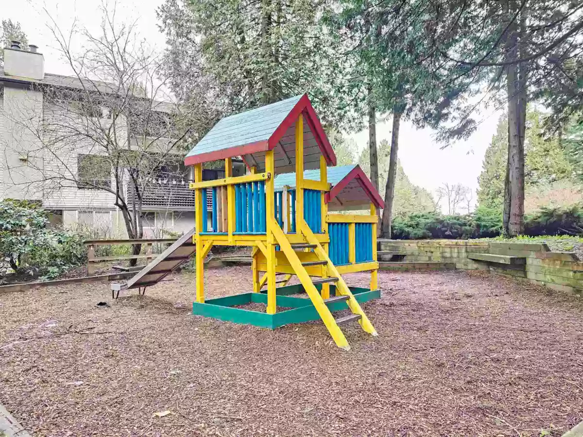 Dining Area Photo of 10539 Holly Park Lane, Surrey, BC
