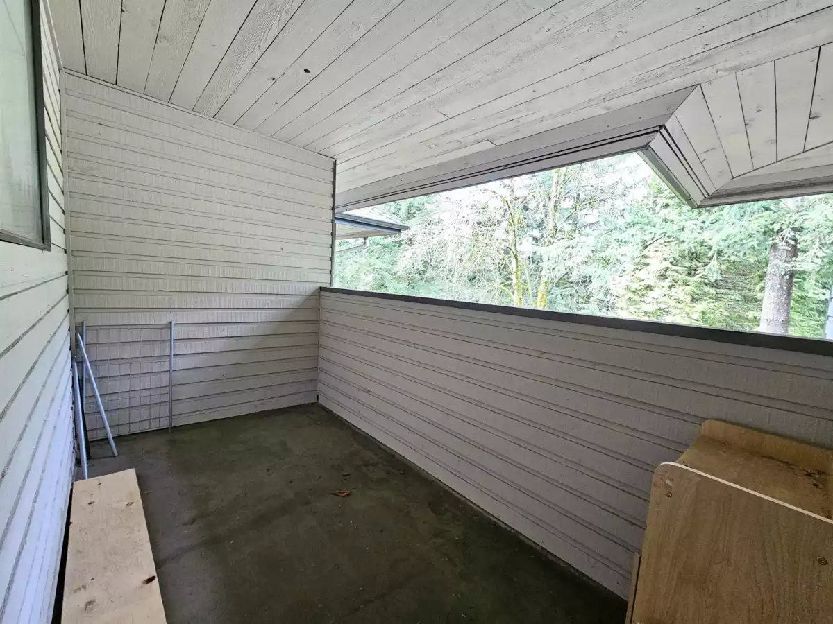 Kitchen Photo of 10539 Holly Park Lane, Surrey, BC