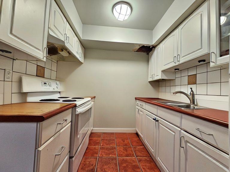 Pantry Photo of 10539 Holly Park Lane, Surrey, BC