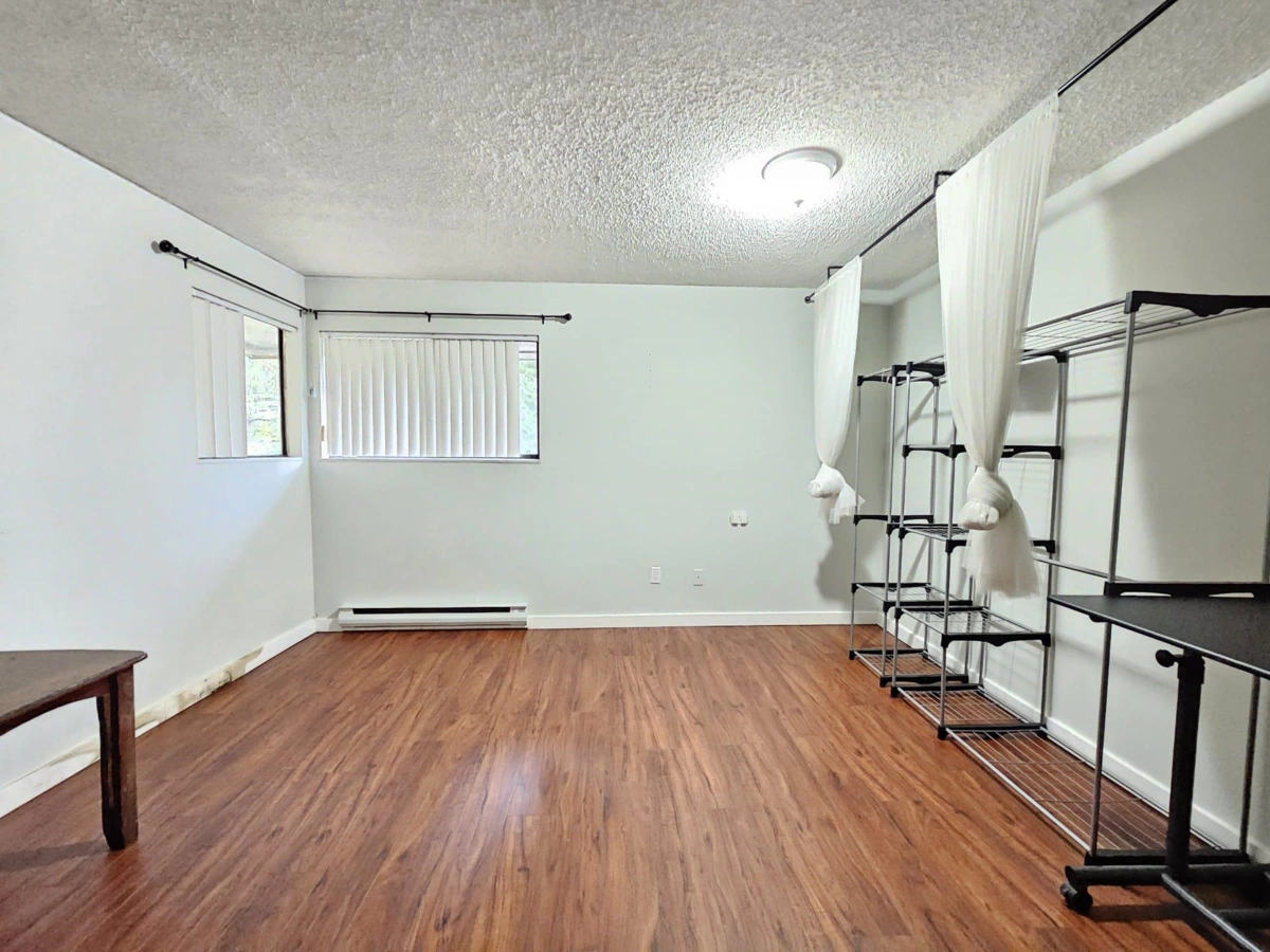 Powder Room Photo of 10539 Holly Park Lane, Surrey, BC