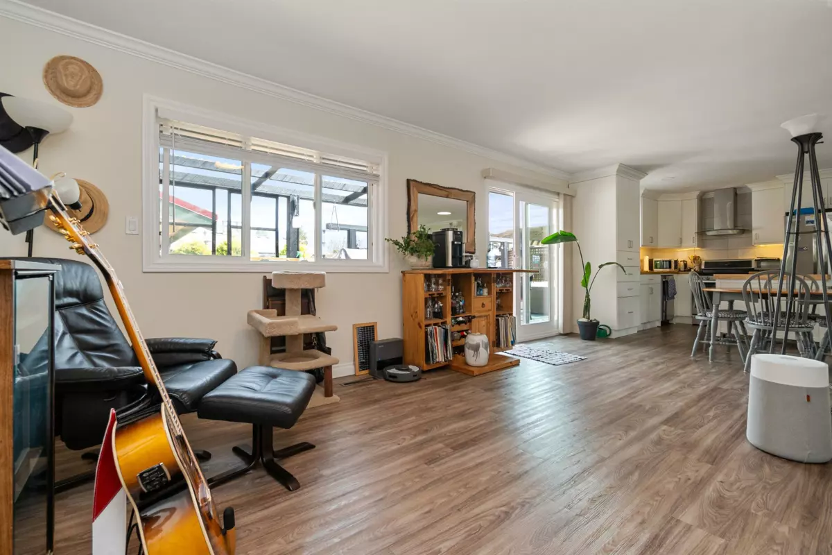 Kitchen Photo of 9598 Johnson Street, Chilliwack, BC