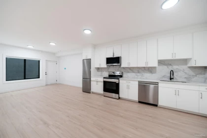 Hallway Photo of 817 Cornell Avenue, Coquitlam, BC