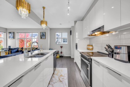 Kitchen Photo of 1505 11295 Pazarena Place, Maple Ridge, BC