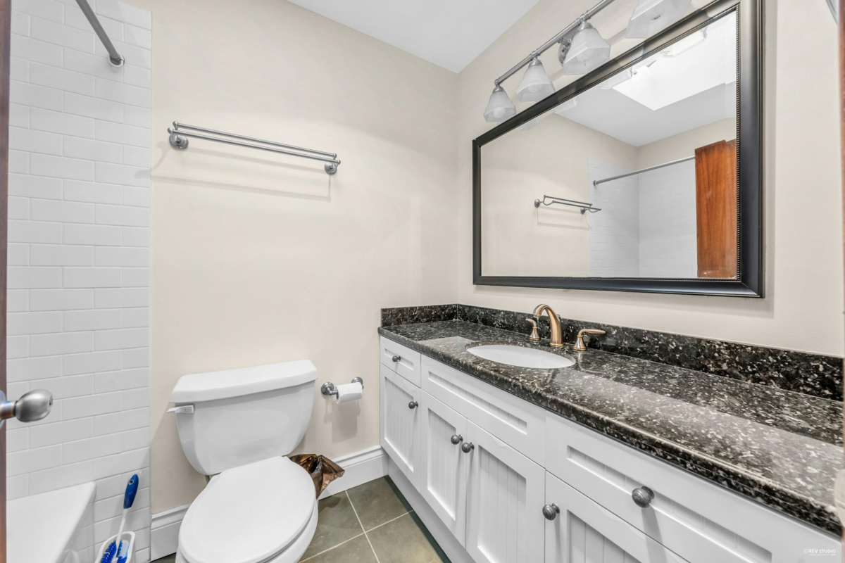 Kitchen Island Photo of 3845 Bayridge Avenue, West Vancouver, BC