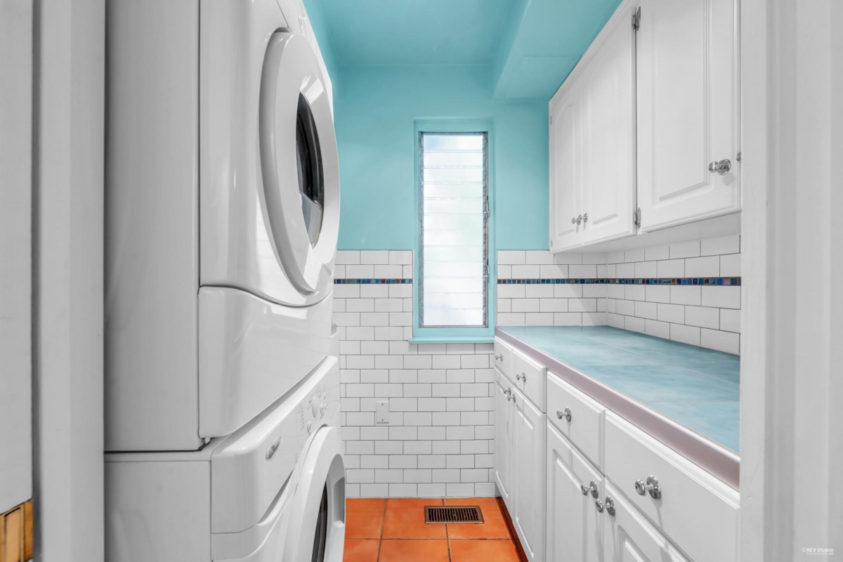 Swimming Pool Photo of 3845 Bayridge Avenue, West Vancouver, BC