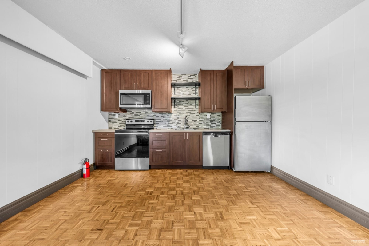 Walk-In Closet Photo of 3845 Bayridge Avenue, West Vancouver, BC