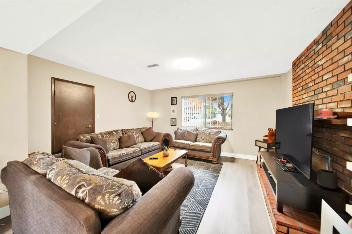 Guest Bathroom Photo of 11918 72a Avenue, Delta, BC