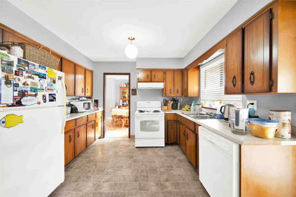 Kitchen Island Photo of 11918 72a Avenue, Delta, BC