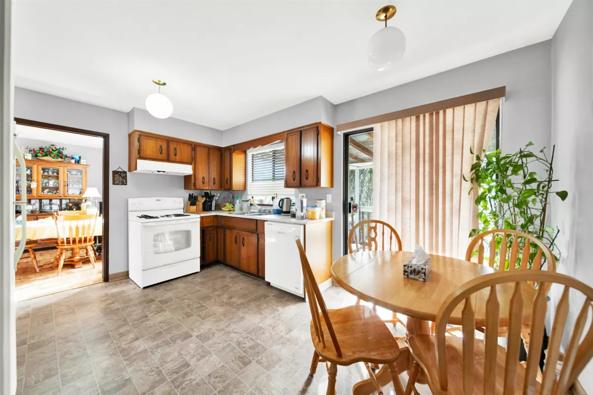 Kitchen Photo of 11918 72a Avenue, Delta, BC