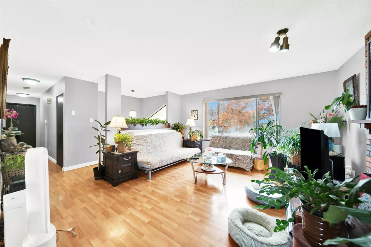 Living Room Photo of 11918 72a Avenue, Delta, BC