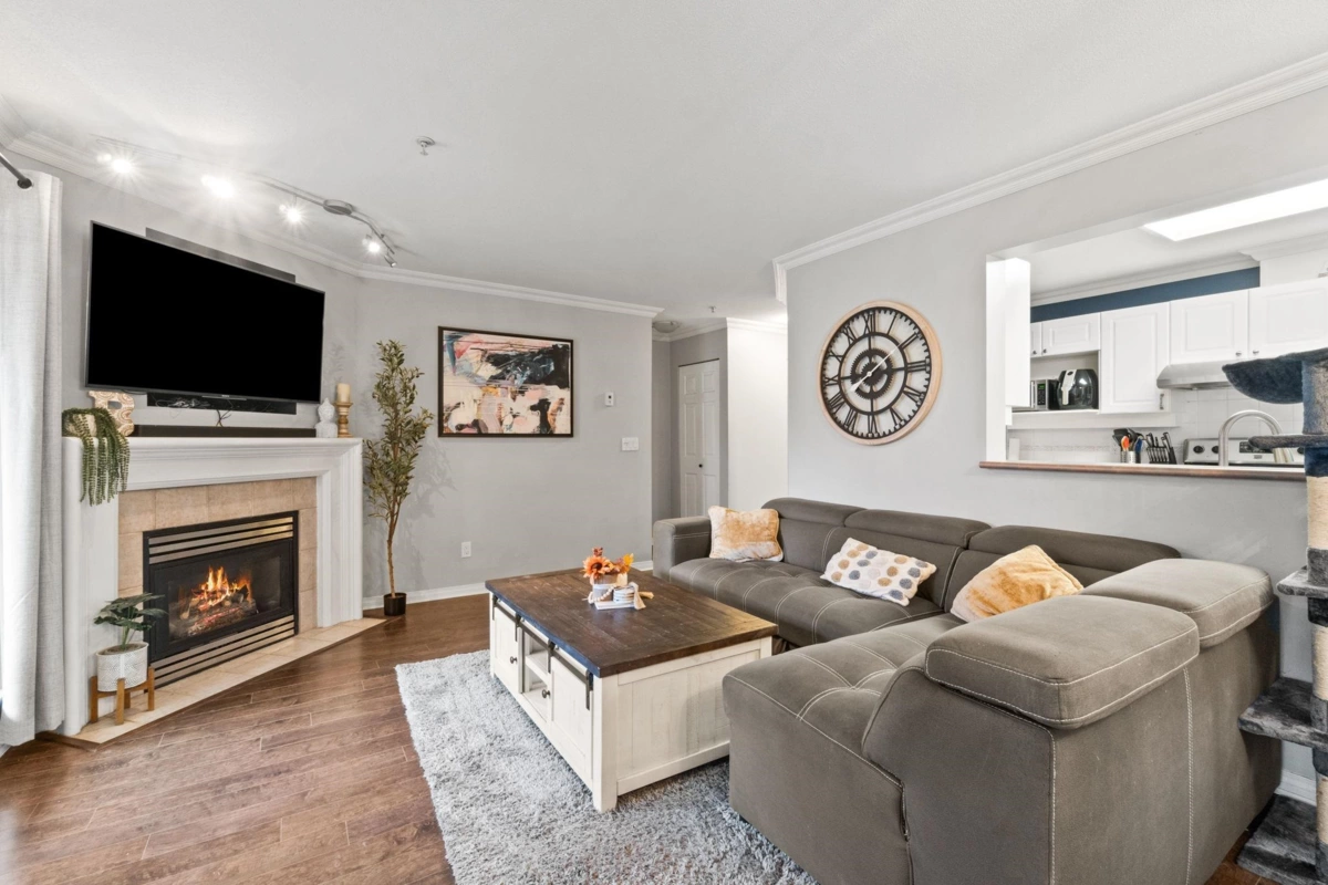Dining Area Photo of 101 15150 29a Avenue, Surrey, BC