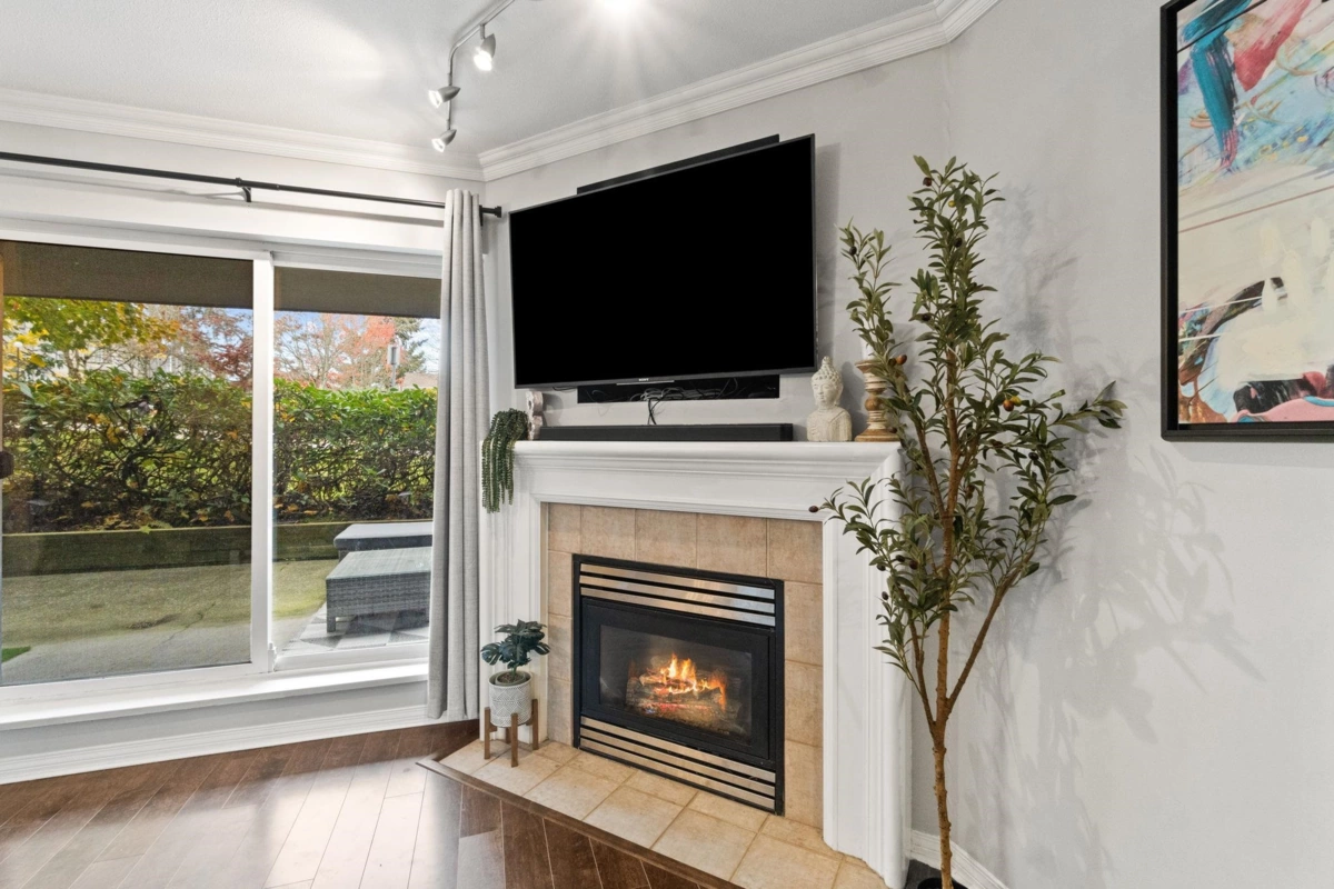 Family Room Photo of 101 15150 29a Avenue, Surrey, BC