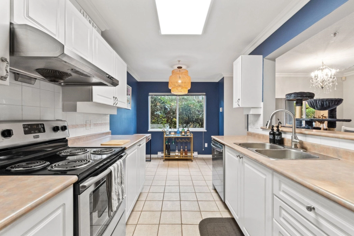 Walk-In Closet Photo of 101 15150 29a Avenue, Surrey, BC