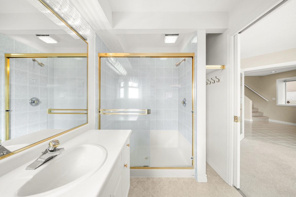 Guest Bathroom Photo of 14786 Upper Roper Avenue, White Rock, BC