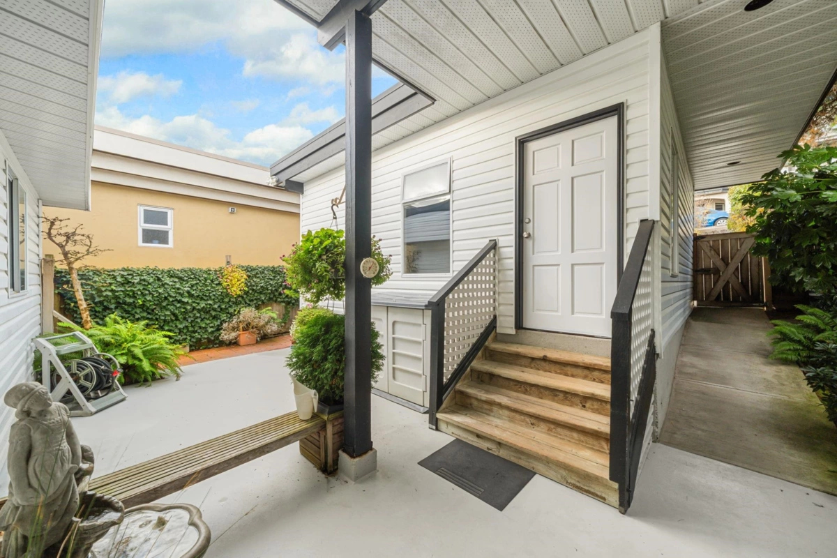 Kitchen Photo of 14786 Upper Roper Avenue, White Rock, BC