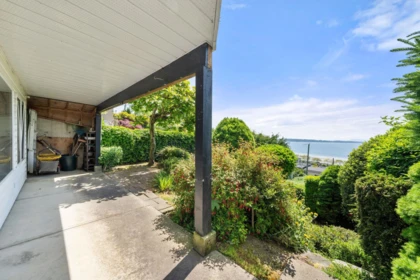 Front Yard Photo of 14786 Upper Roper Avenue, White Rock, BC