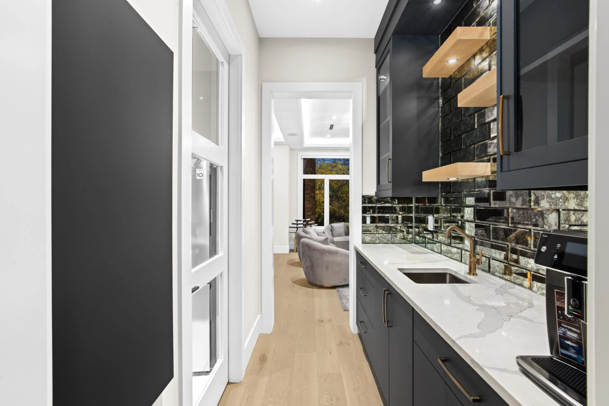 Kitchen Island Photo of 17568 102 Avenue, Surrey, BC