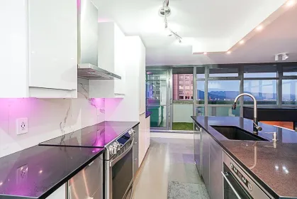 Kitchen Photo of 3004 438 Seymour Street, Vancouver, BC
