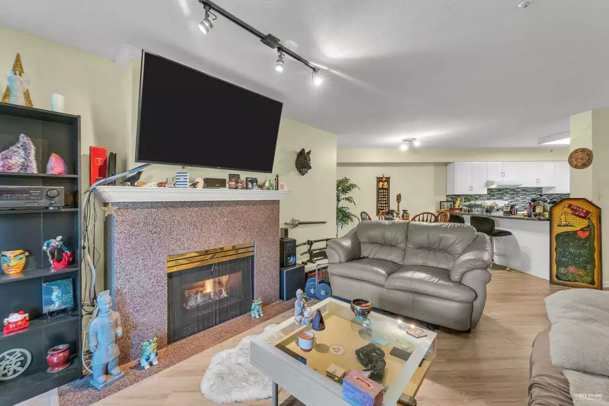 Breakfast Nook Photo of 204 15233 Pacific Avenue, White Rock, BC