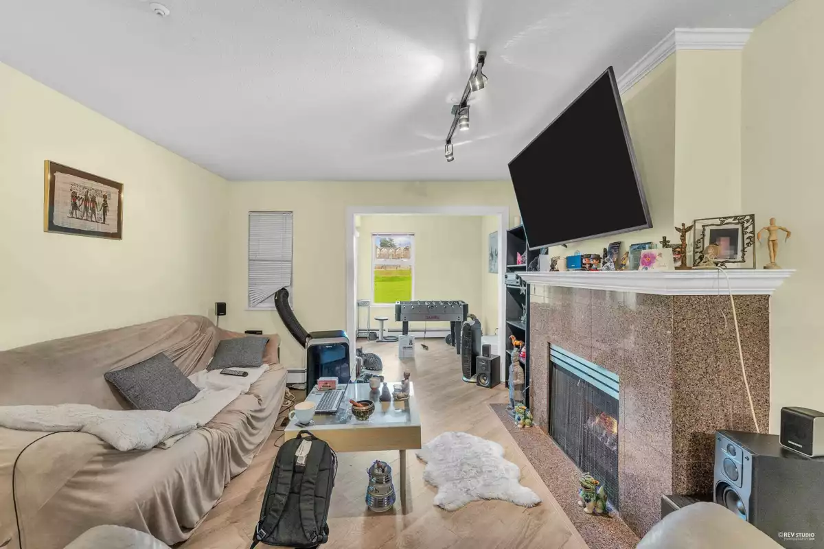 Kitchen Island Photo of 204 15233 Pacific Avenue, White Rock, BC