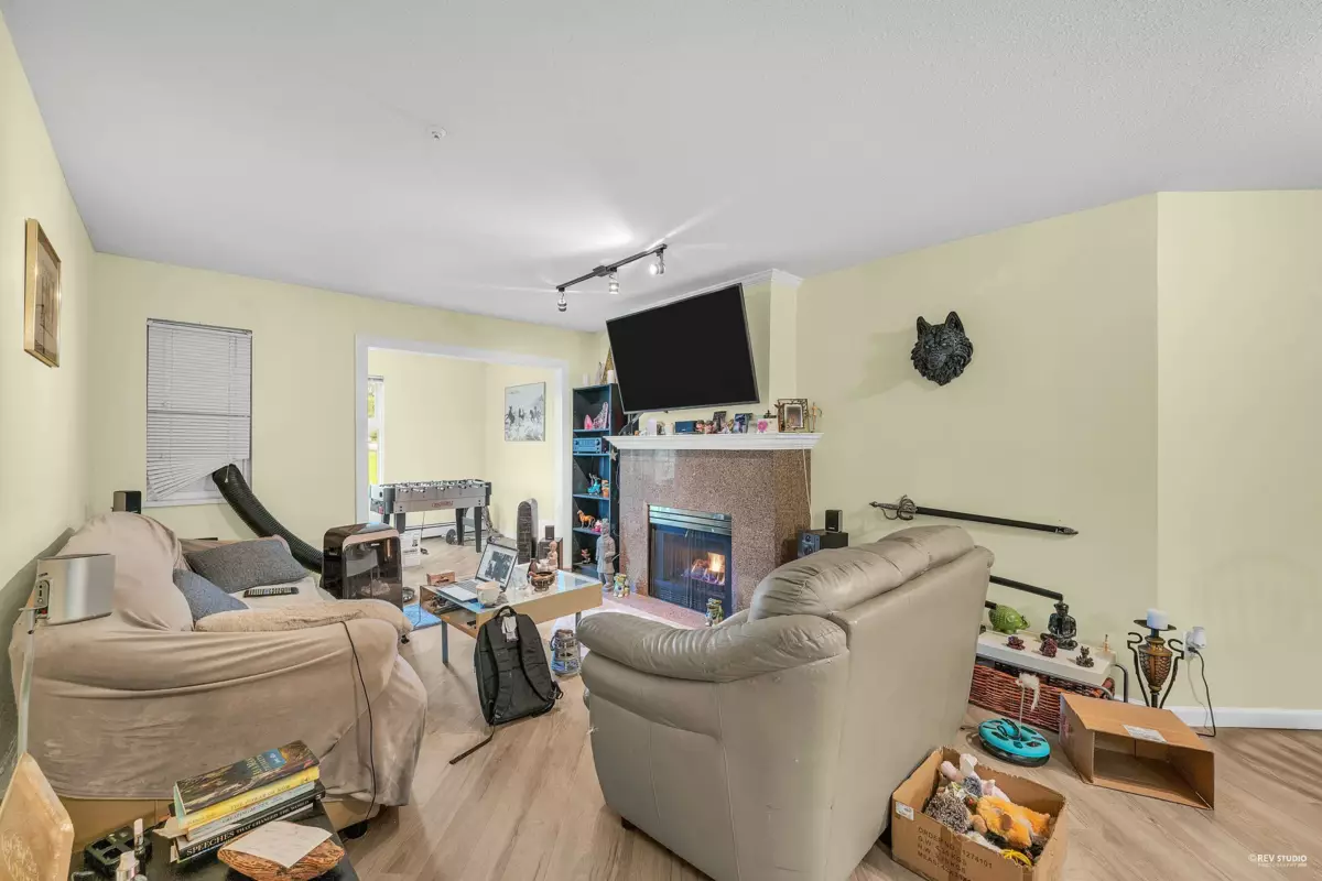 Kitchen Photo of 204 15233 Pacific Avenue, White Rock, BC