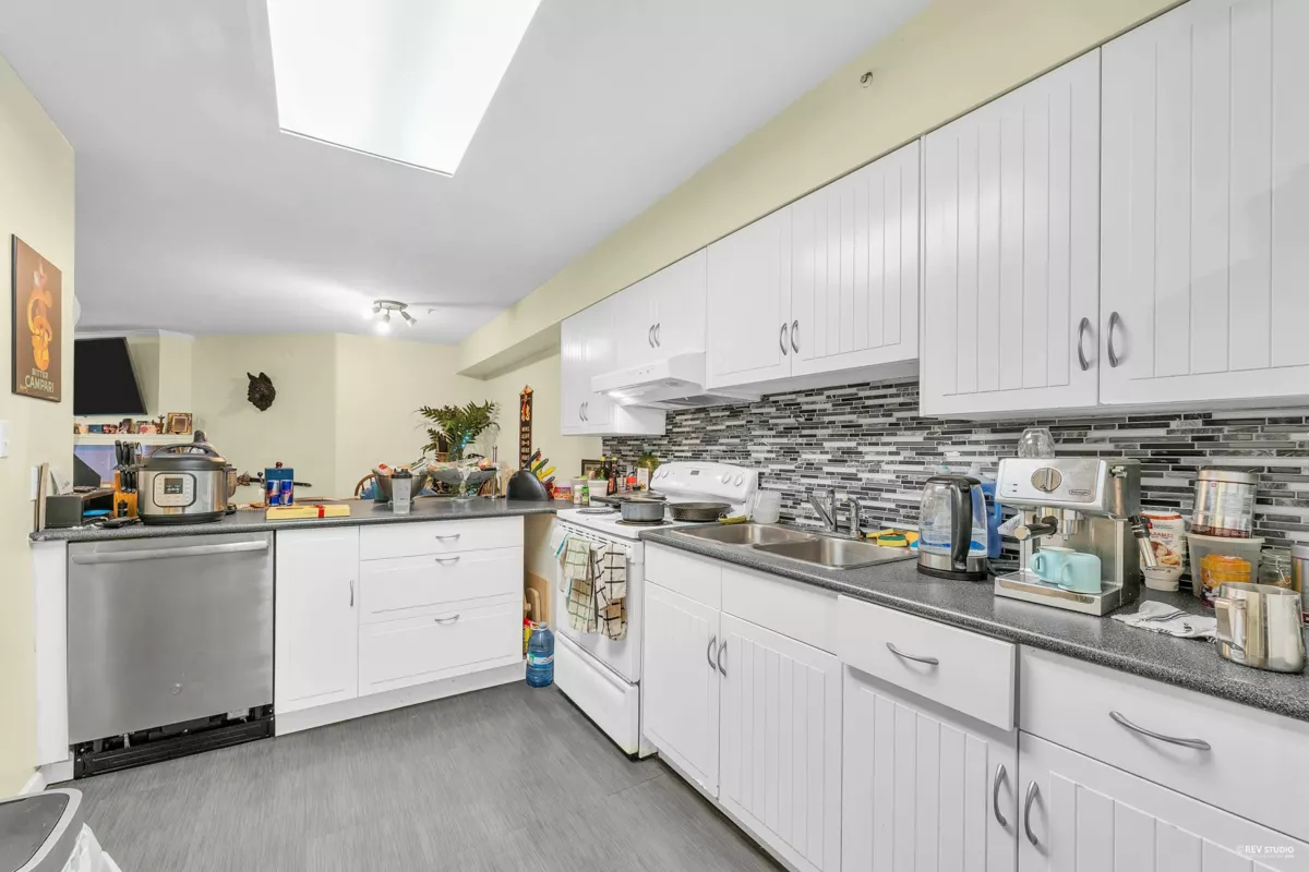 Living Room Photo of 204 15233 Pacific Avenue, White Rock, BC