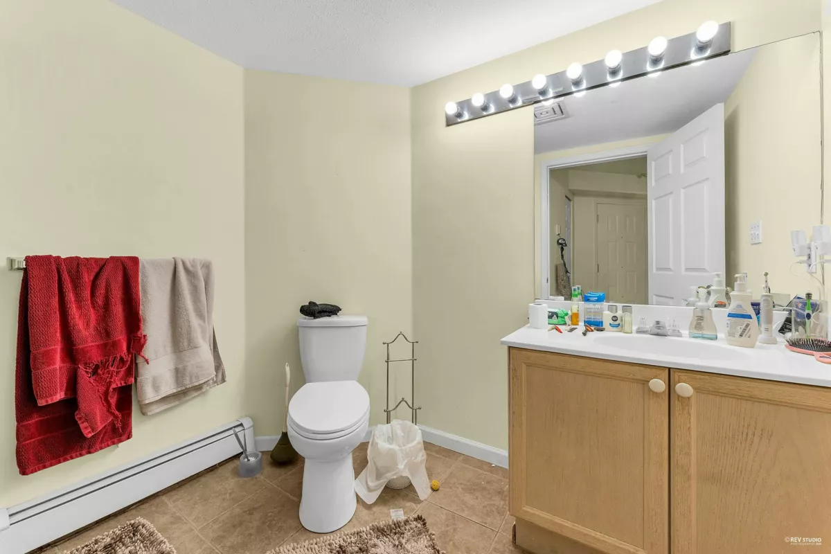 Powder Room Photo of 204 15233 Pacific Avenue, White Rock, BC