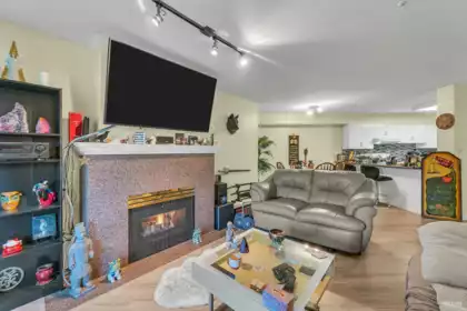 Breakfast Nook Photo of 204 15233 Pacific Avenue, White Rock, BC