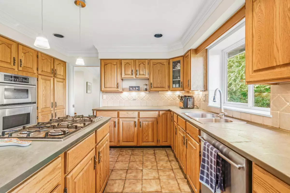 Dining Area Photo of 5219 Headland Drive, West Vancouver, BC