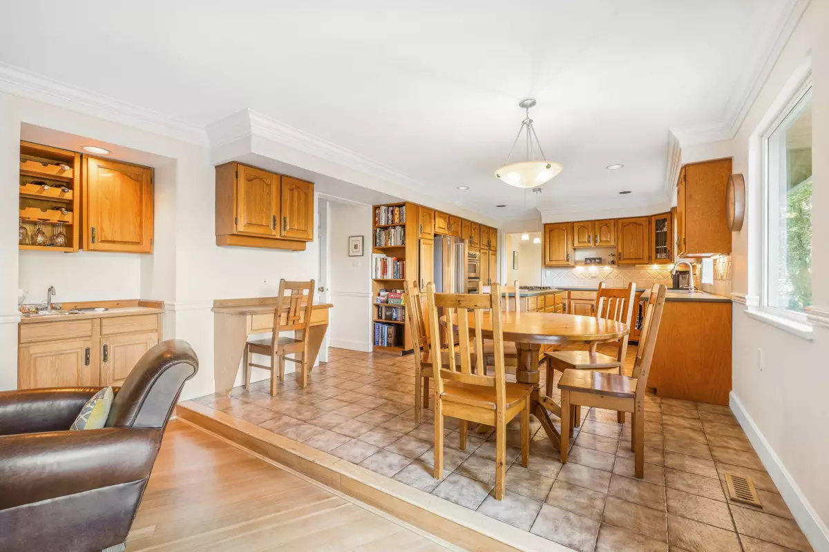 Kitchen Photo of 5219 Headland Drive, West Vancouver, BC