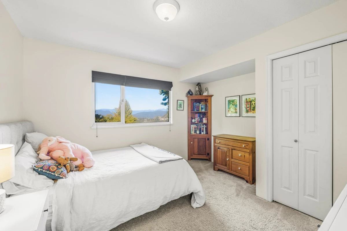 Walk-In Closet Photo of 5219 Headland Drive, West Vancouver, BC