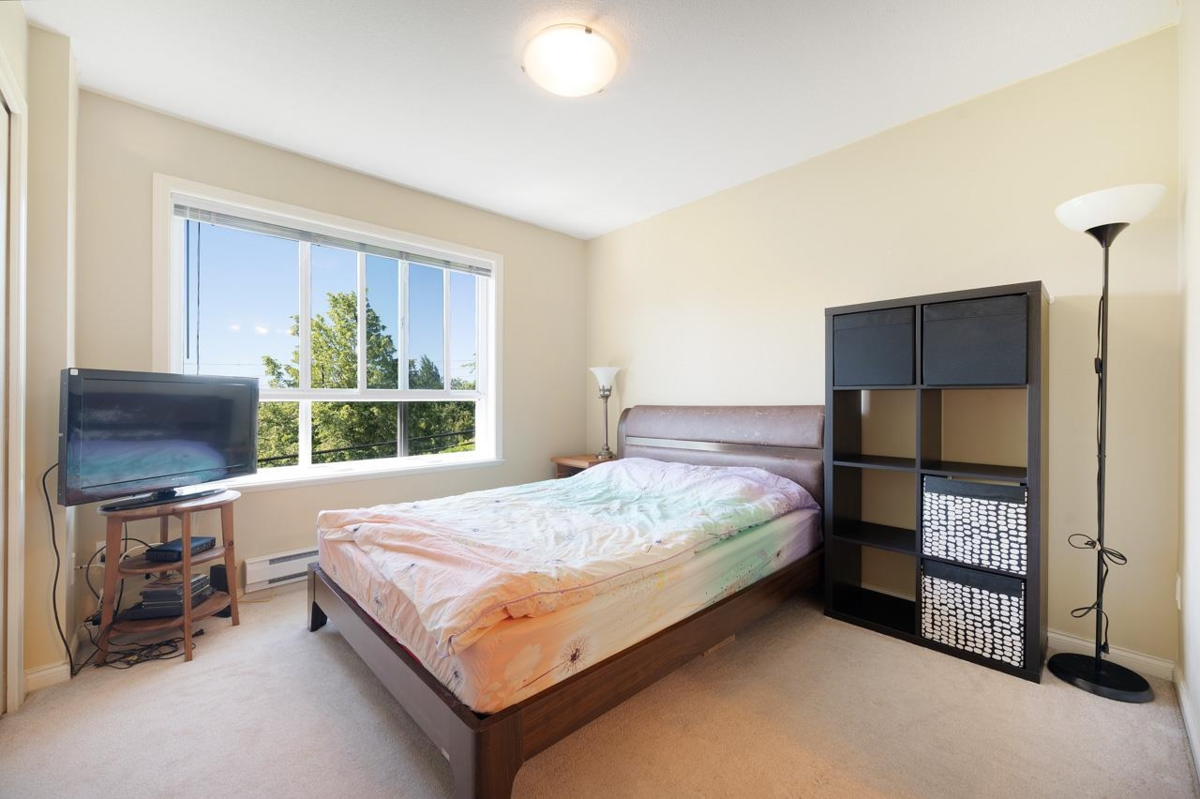 Kitchen Island Photo of 3 9751 Ferndale Road, Richmond, BC