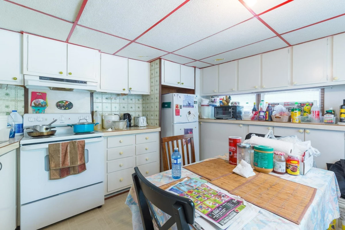 Kitchen Island Photo of 31 8266 King George Boulevard, Surrey, BC