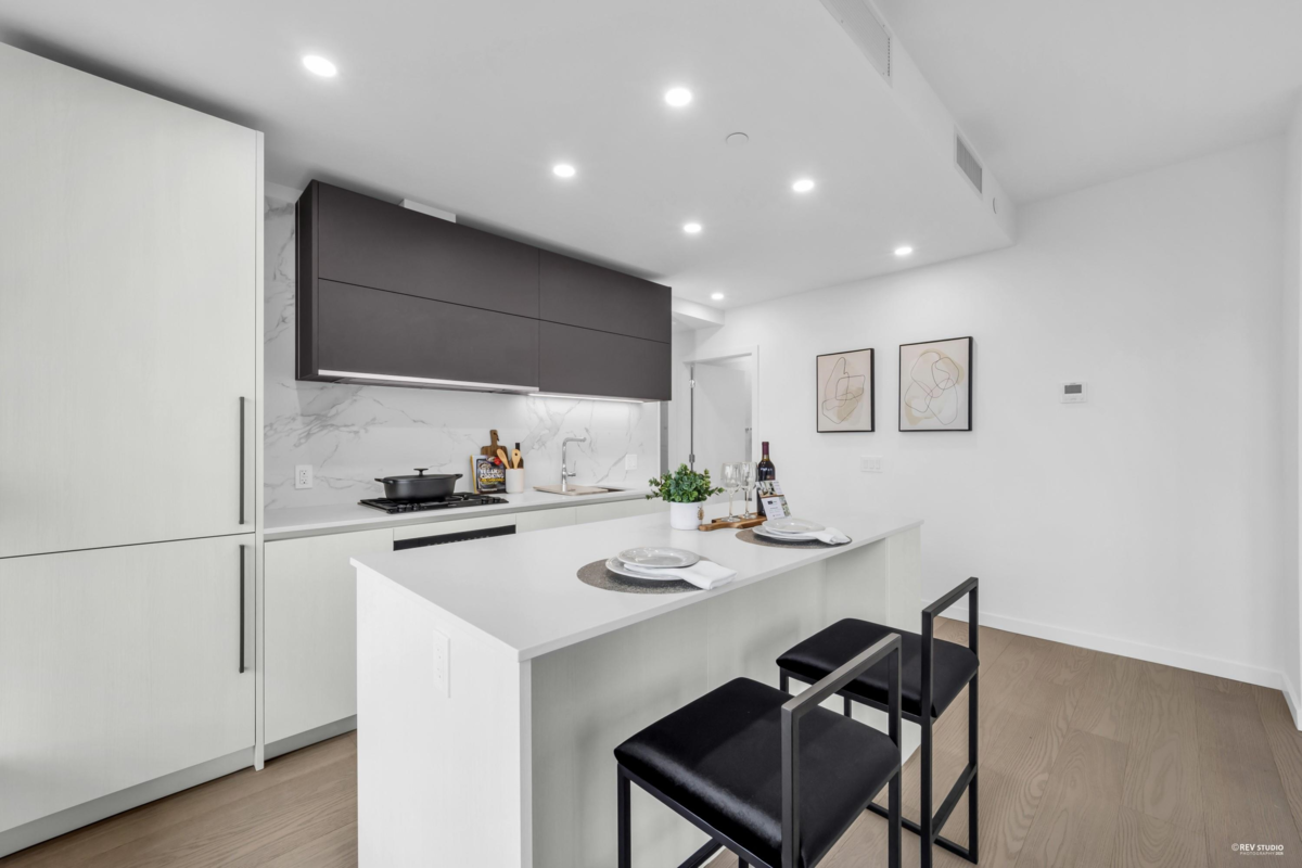 Kitchen Island Photo of 805 8415 Granville Street, Vancouver, BC