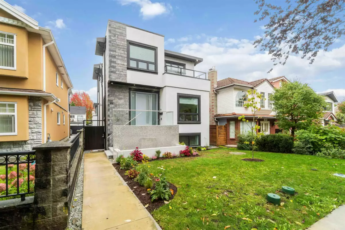 Fitness Center Photo Near 2575 & 2577 Parker Street, Vancouver, BC